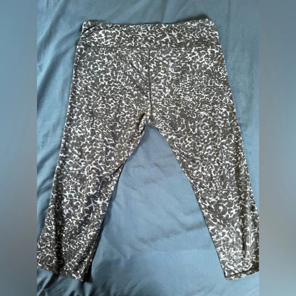Athleta Capri Animal Print Black White Cropped Leggings - Picture 3 of 6